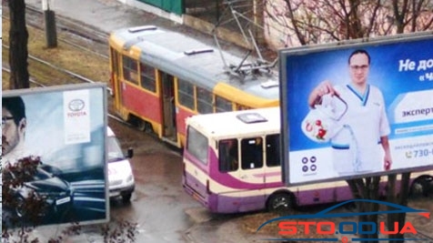 Столкновение трамвая и автобуса